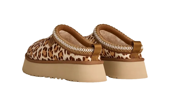 UGG Tazz Plains Slipper Felicity Leopard Jasmine – tył z pętelką i lamówką UGGbraid