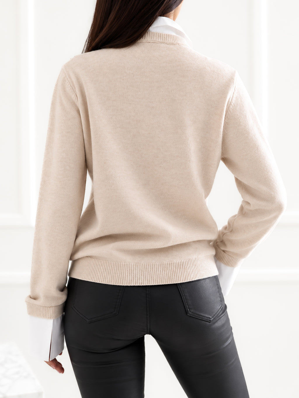 Beżowy sweter damski 2w1 z białą koszulą – stylizacja na modelce, zdjęcie 4