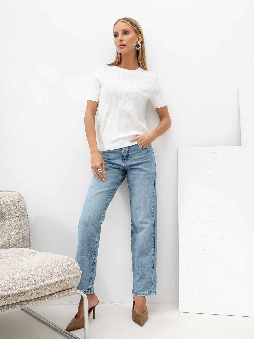 Ecru sweter damski w warkocze z krótkim rękawem – stylizacja na modelce, zdjęcie 4