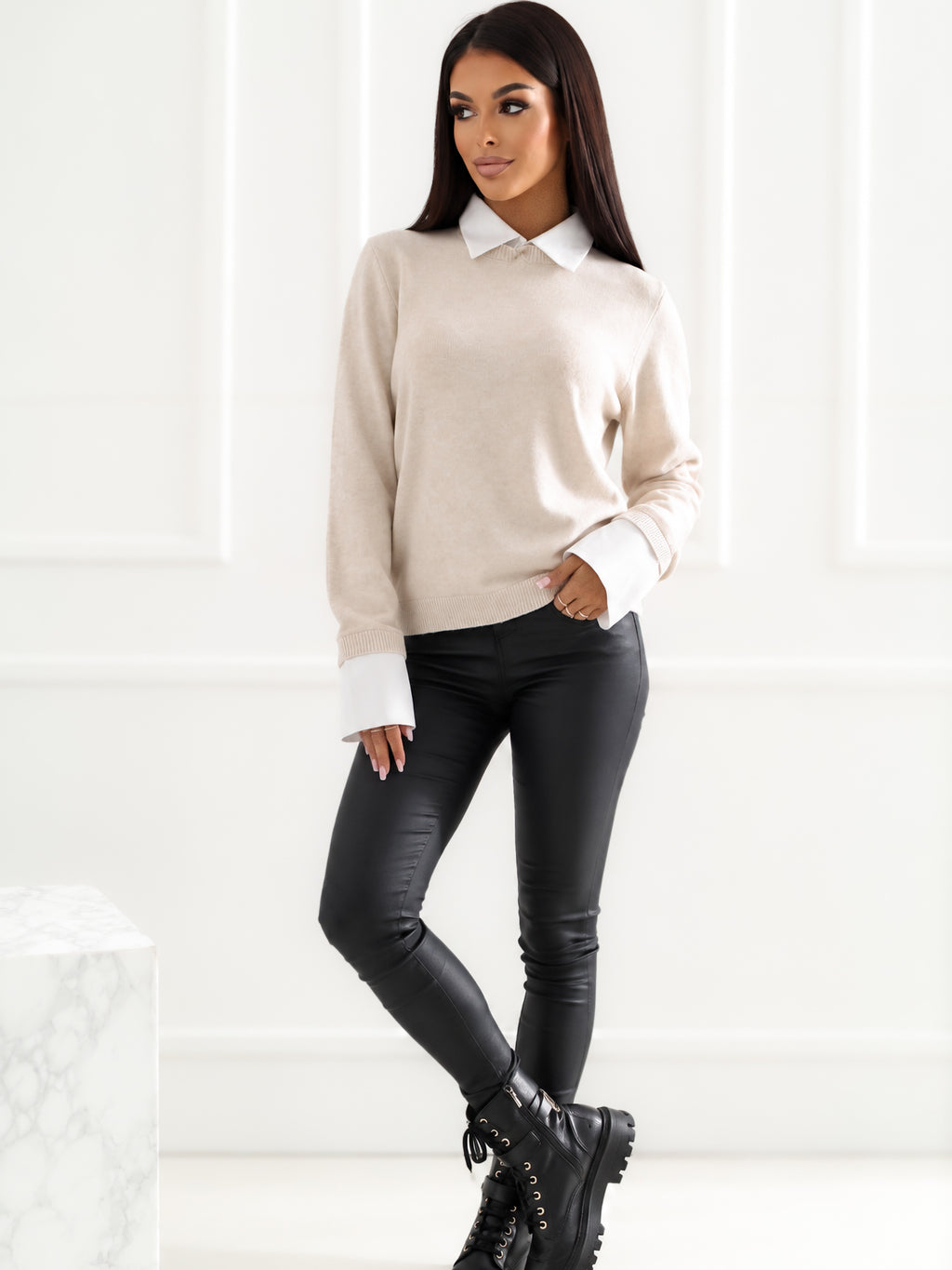 Beżowy sweter damski 2w1 z białą koszulą – stylizacja na modelce, zdjęcie 2