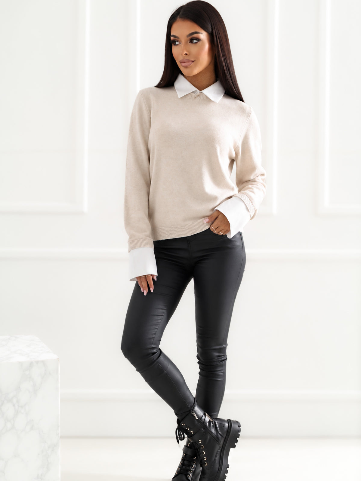 Beżowy sweter damski 2w1 z białą koszulą – stylizacja na modelce, zdjęcie 2
