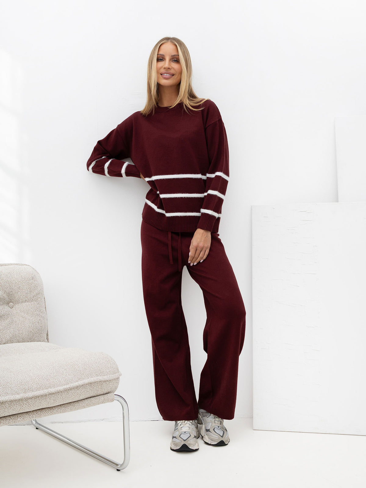 Bordowy komplet dzianinowy damski: sweter i spodnie – stylizacja na modelce, zdjęcie 4