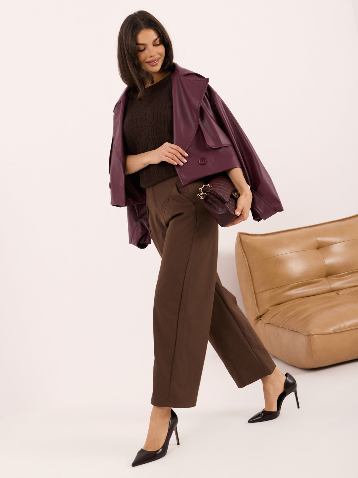 Brązowy sweter damski z krótkim rękawem – stylizacja na modelce, zdjęcie 6
