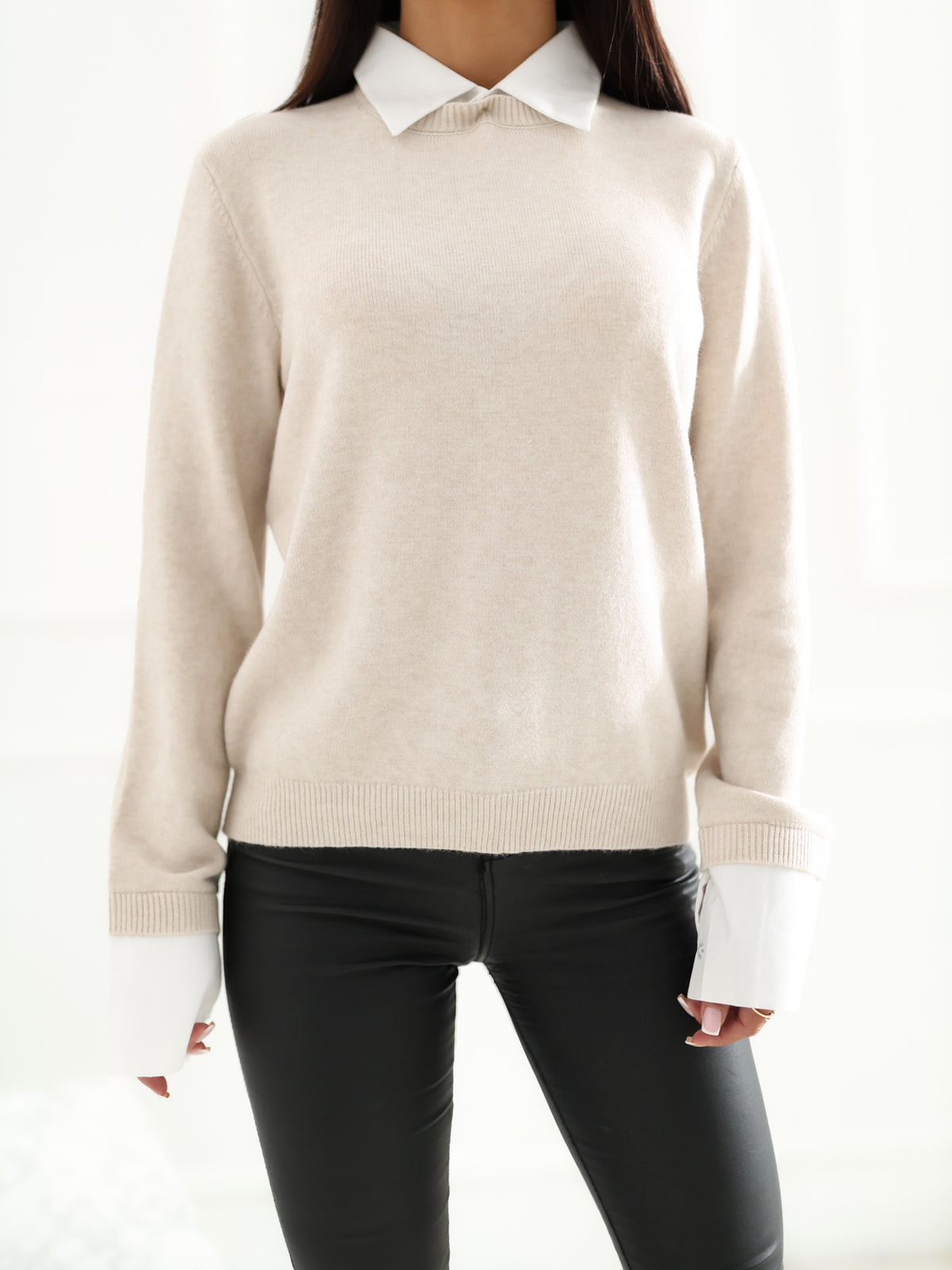 Beżowy sweter damski 2w1 z białą koszulą – stylizacja na modelce, zdjęcie 5