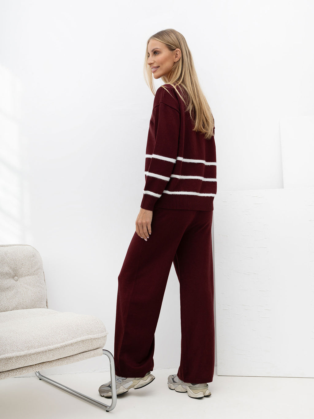 Bordowy komplet dzianinowy damski: sweter i spodnie – stylizacja na modelce, zdjęcie 5
