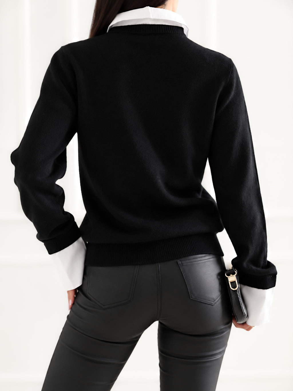 Czarny sweter damski 2w1 z kołnierzykiem polo – stylizacja na modelce, zdjęcie 5