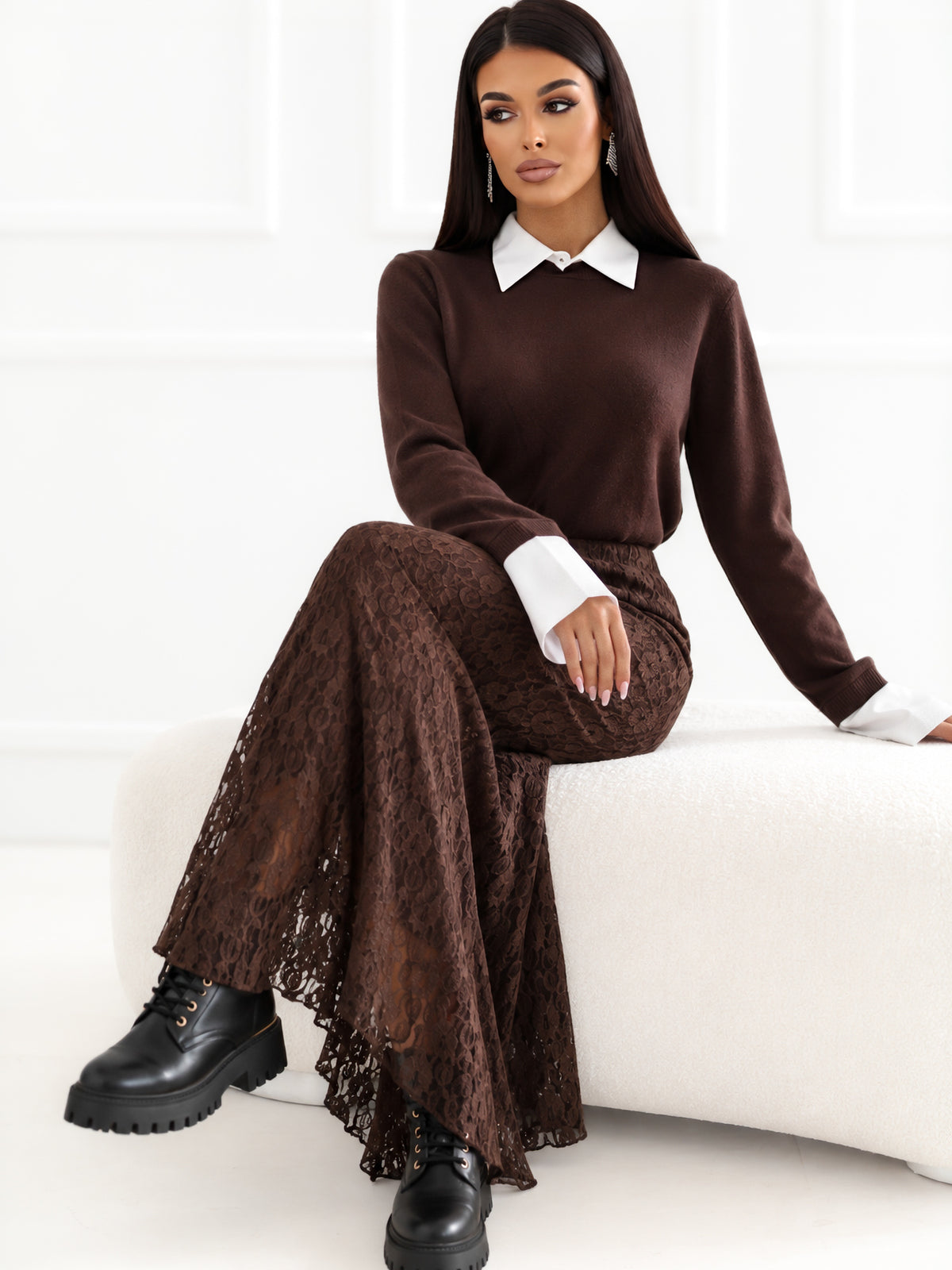 Brązowy sweter damski 2w1 z kołnierzykiem koszuli – stylizacja na modelce, zdjęcie 2