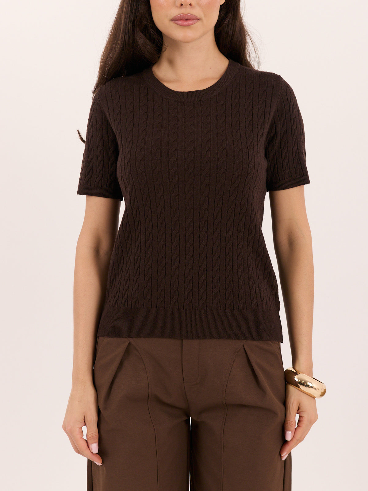 Brązowy sweter damski z krótkim rękawem – stylizacja na modelce, zdjęcie 5