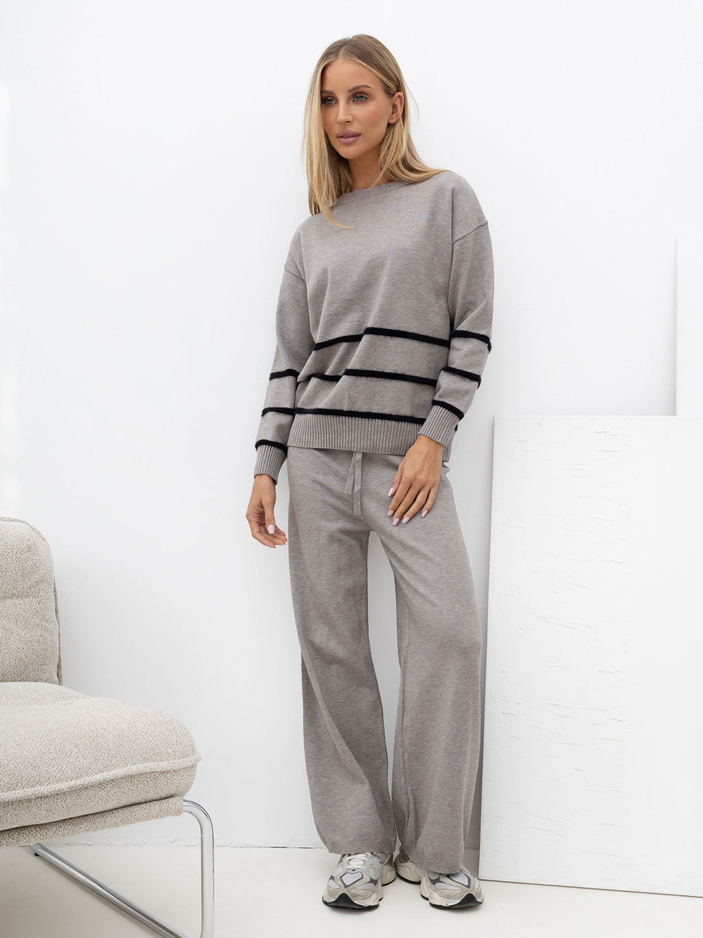 Szary komplet dzianinowy damski ze swetrem oversize – stylizacja na modelce, zdjęcie 5