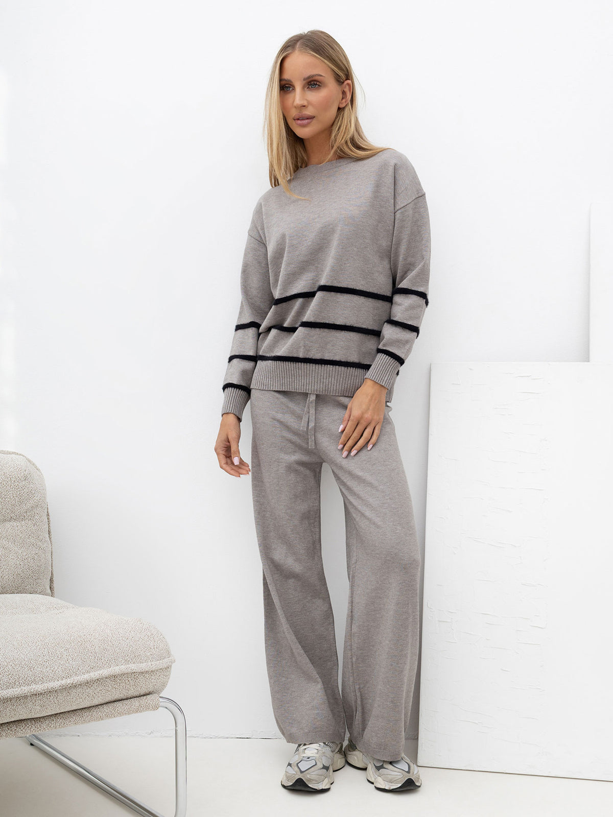 Szary komplet dzianinowy damski ze swetrem oversize – stylizacja na modelce, zdjęcie 5