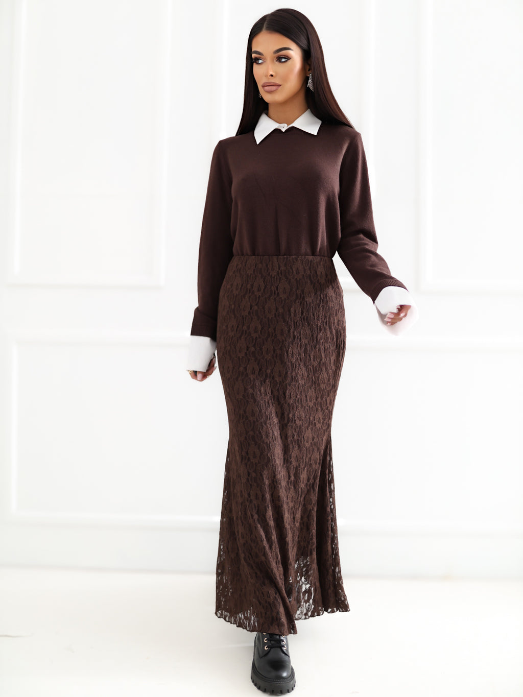 Brązowy sweter damski 2w1 z kołnierzykiem koszuli – stylizacja na modelce, zdjęcie 4