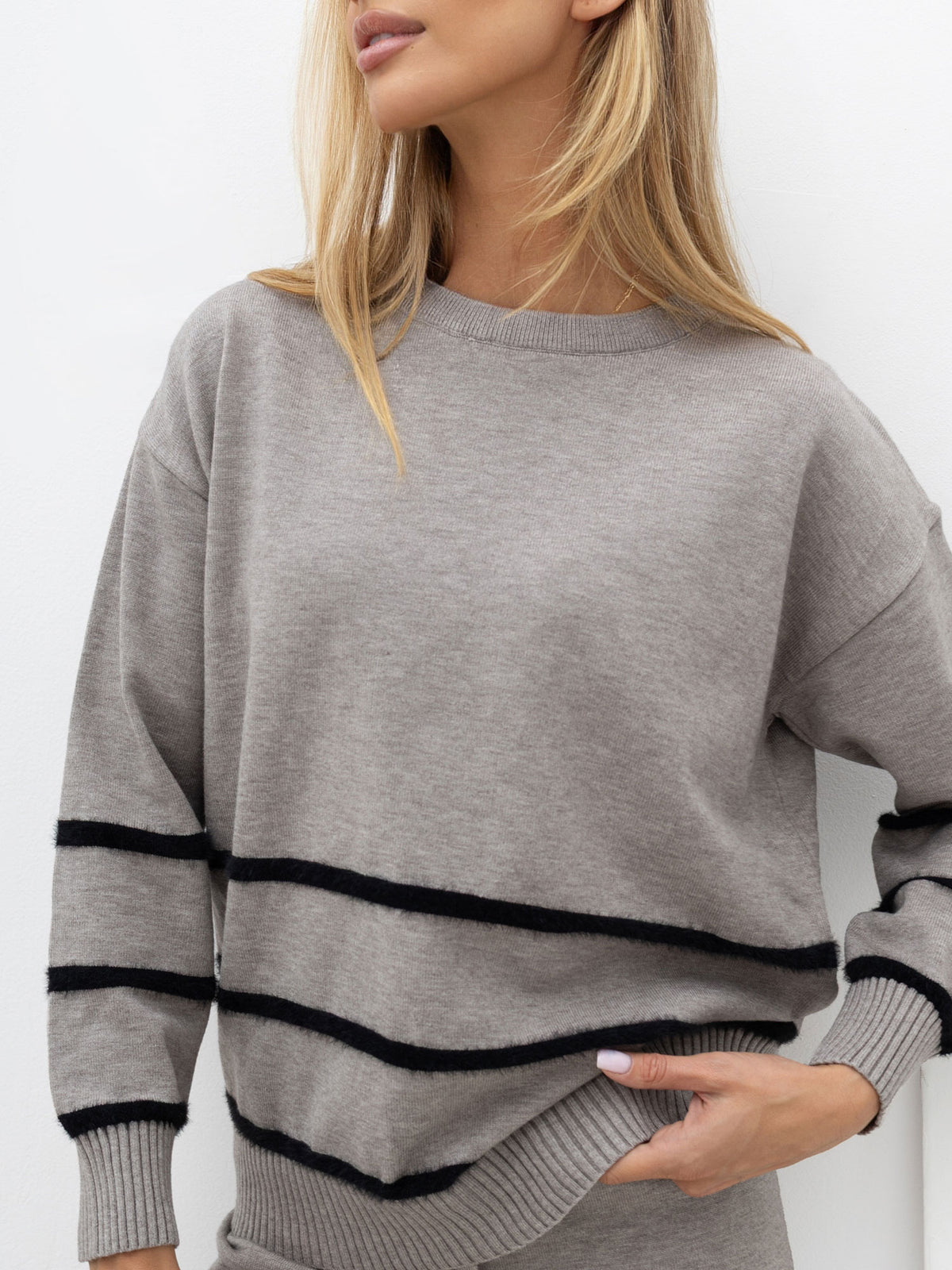 Szary komplet dzianinowy damski ze swetrem oversize – stylizacja na modelce, zdjęcie 3
