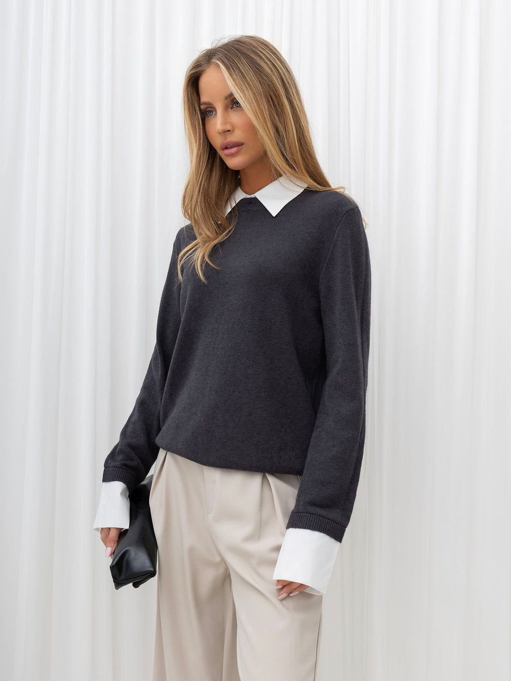Grafitowy sweter damski 2w1 z kołnierzykiem koszuli – stylizacja na modelce, zdjęcie 2