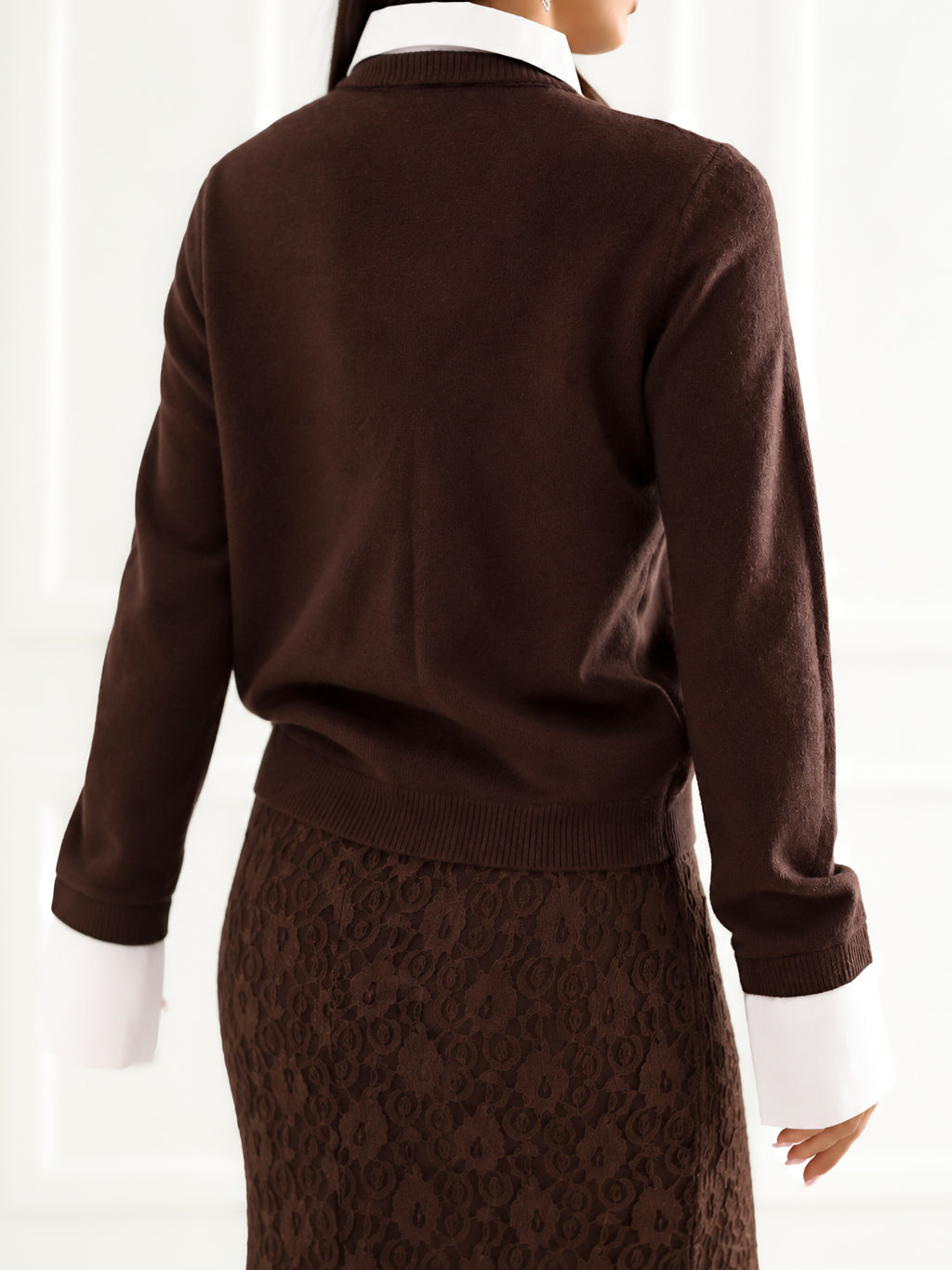 Brązowy sweter damski 2w1 z kołnierzykiem koszuli – stylizacja na modelce, zdjęcie 5