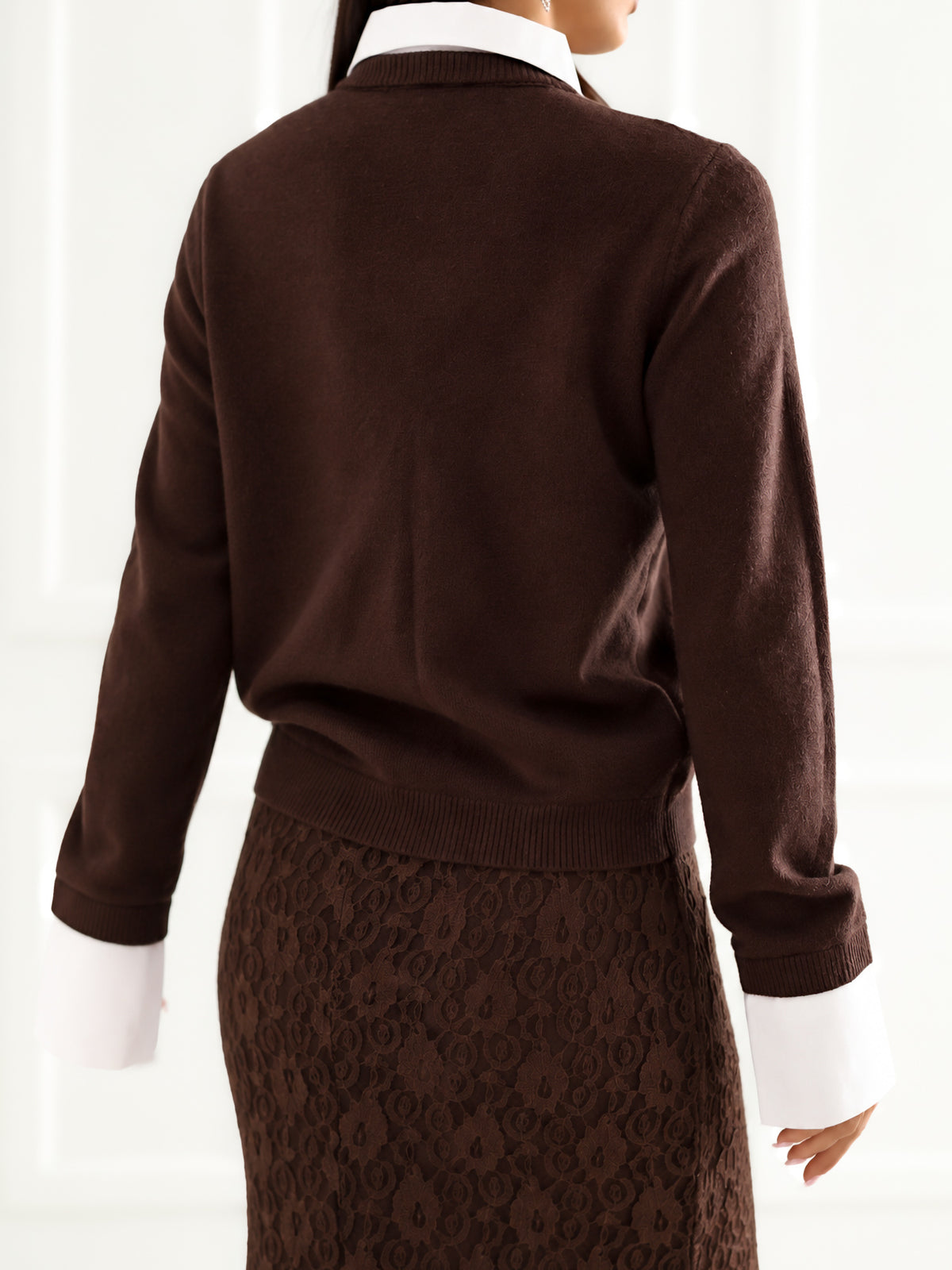 Brązowy sweter damski 2w1 z kołnierzykiem koszuli – stylizacja na modelce, zdjęcie 5