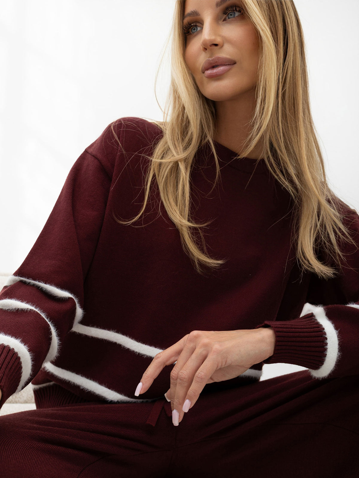 Bordowy komplet dzianinowy damski: sweter i spodnie – stylizacja na modelce, zdjęcie 3