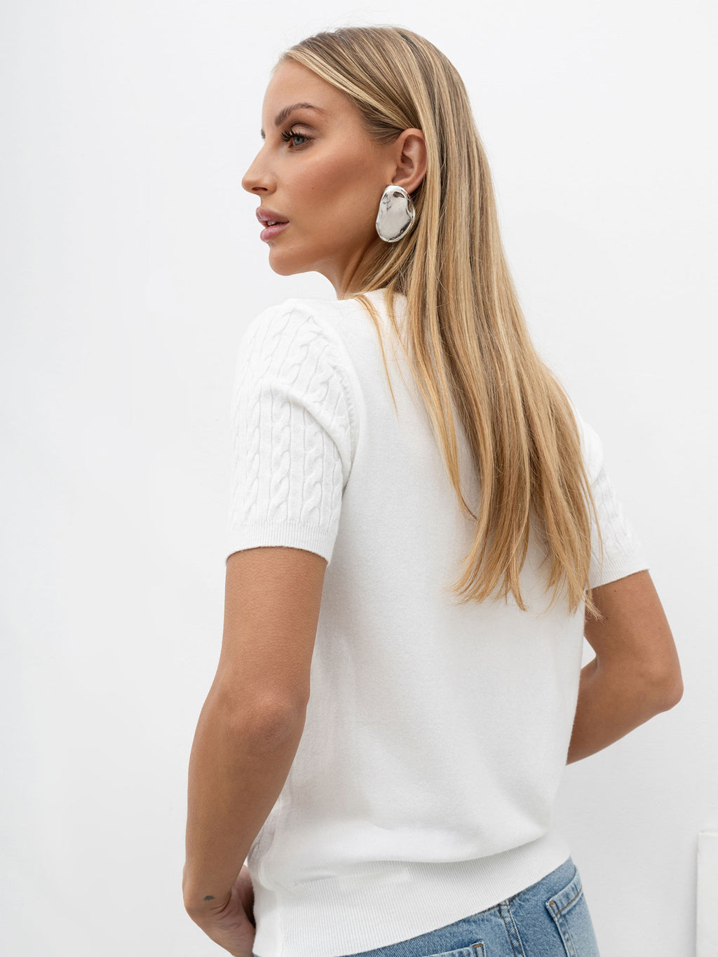 Ecru sweter damski w warkocze z krótkim rękawem – stylizacja na modelce, zdjęcie 3