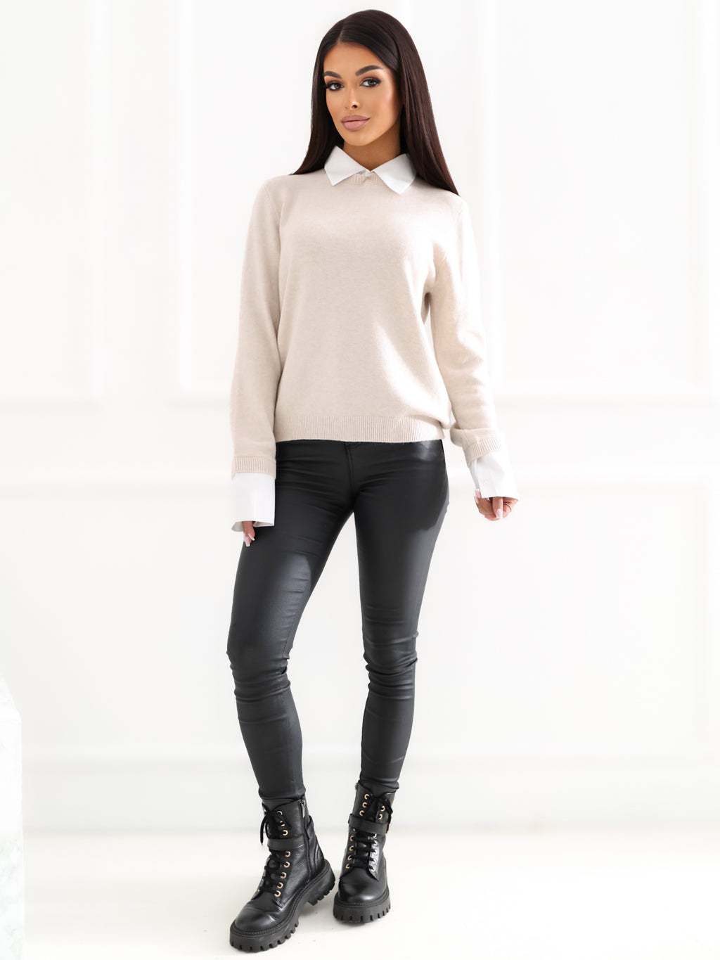 Beżowy sweter damski 2w1 z białą koszulą – stylizacja na modelce, zdjęcie 3